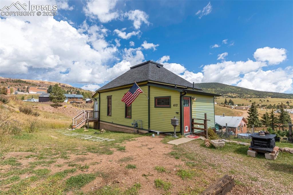 Image 2 of 21: Back of Structure