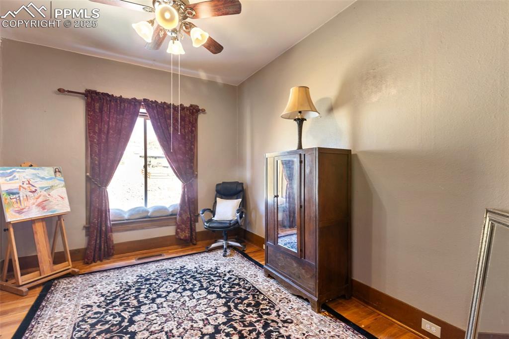 Image 7 of 21: Sitting Room