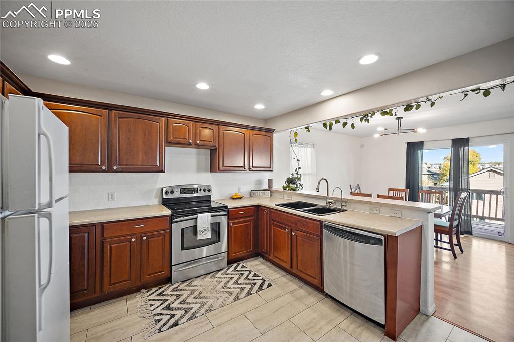 Image 10 of 47: Kitchen