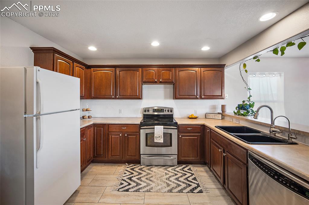 Image 13 of 47: Kitchen