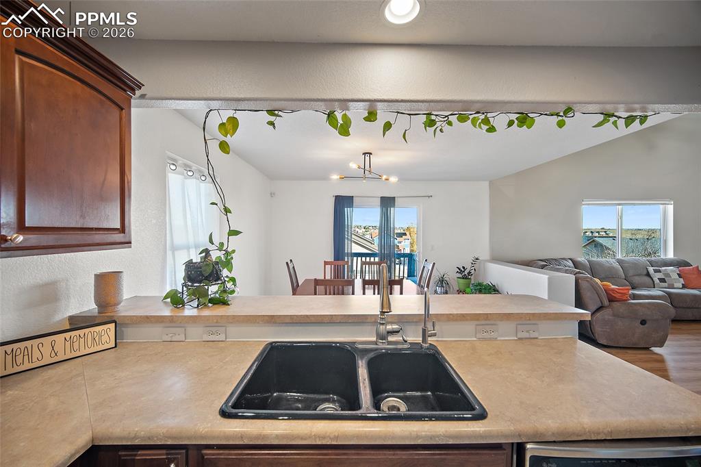 Image 14 of 47: Kitchen
