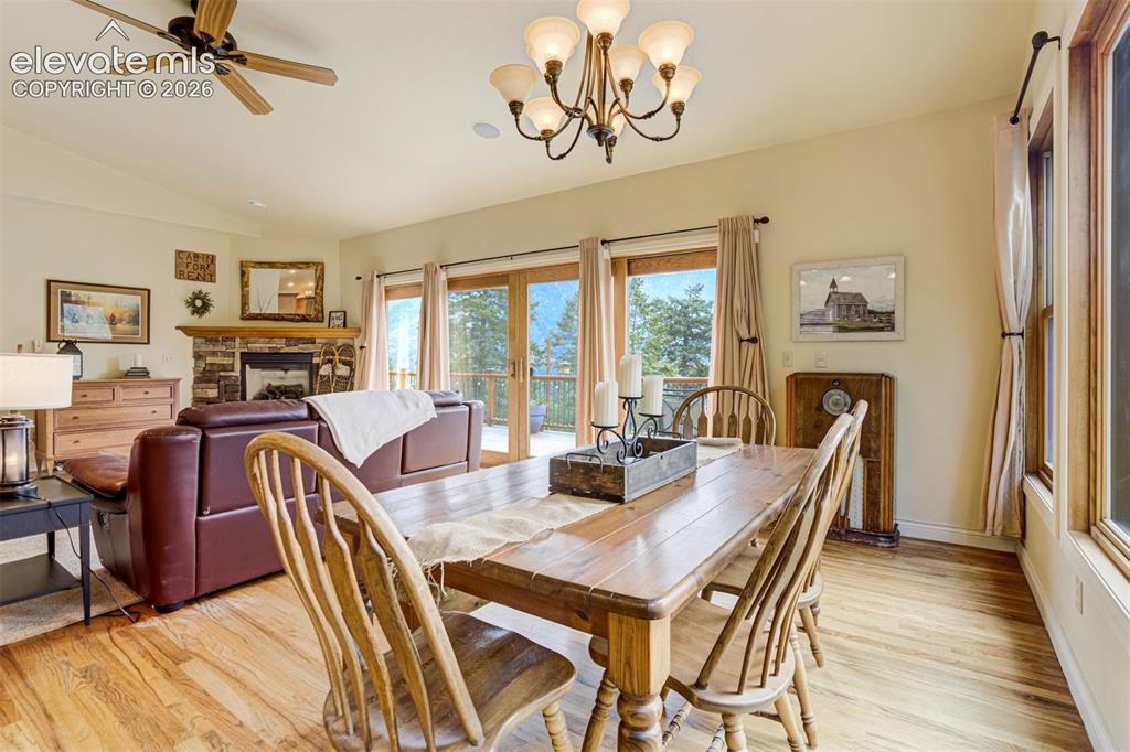 Image 10 of 50: Dining Area