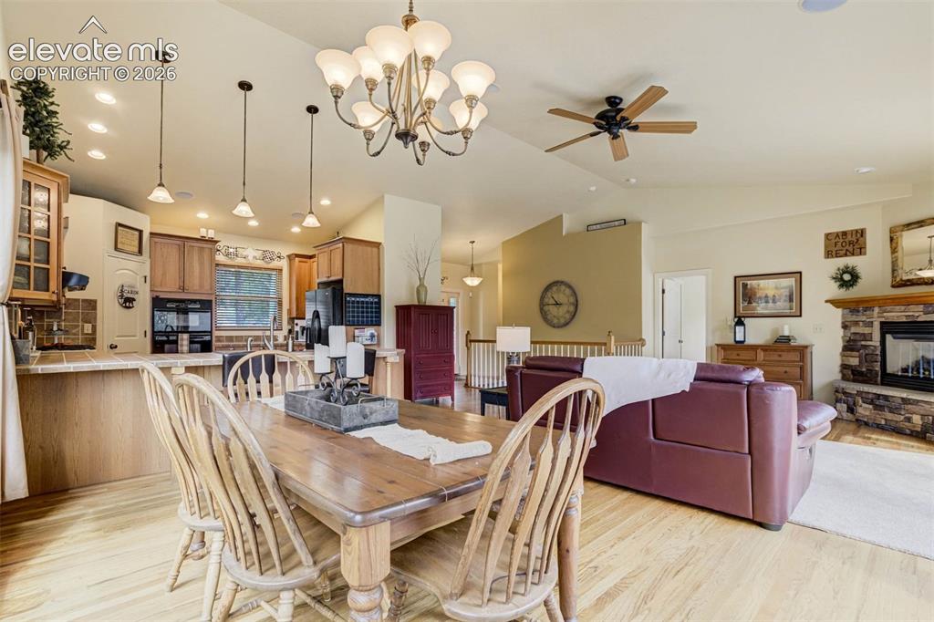 Image 11 of 50: Dining Area