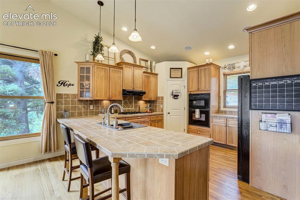 Image 12 of 50: Kitchen