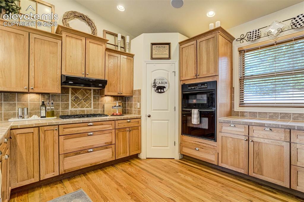 Image 14 of 50: Kitchen
