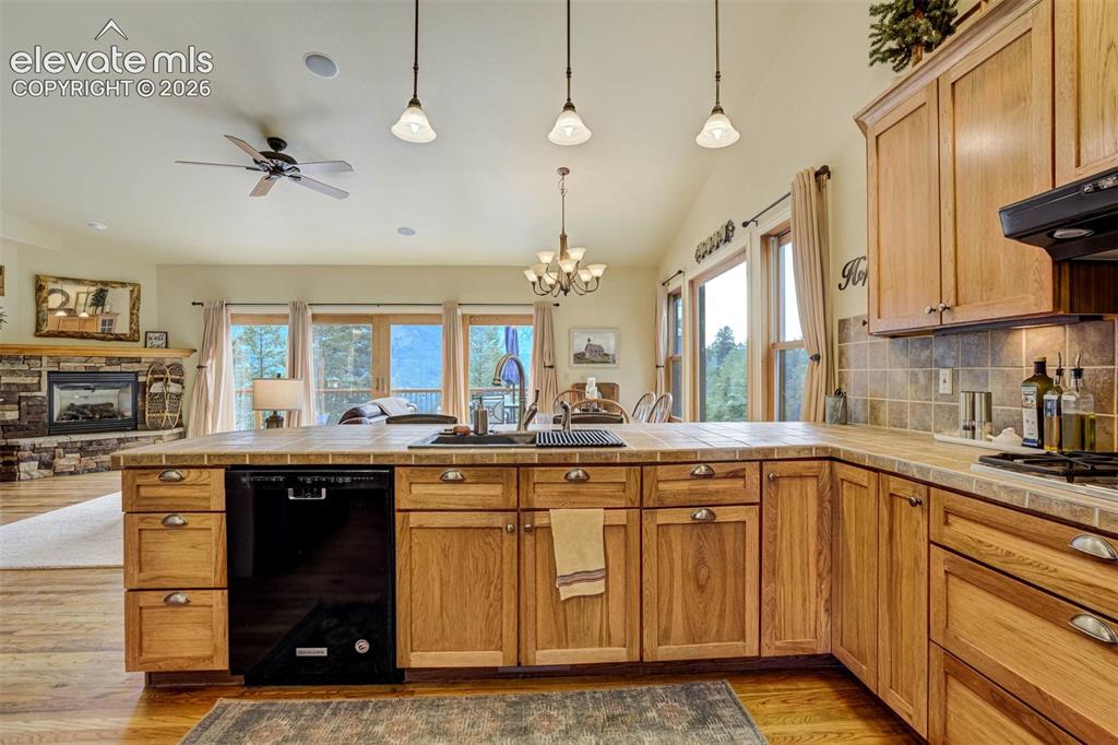 Image 17 of 50: Kitchen