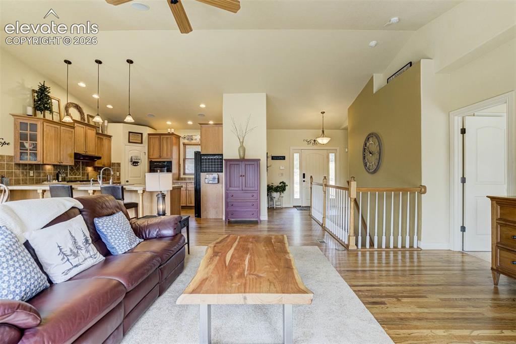 Image 8 of 50: Living Room