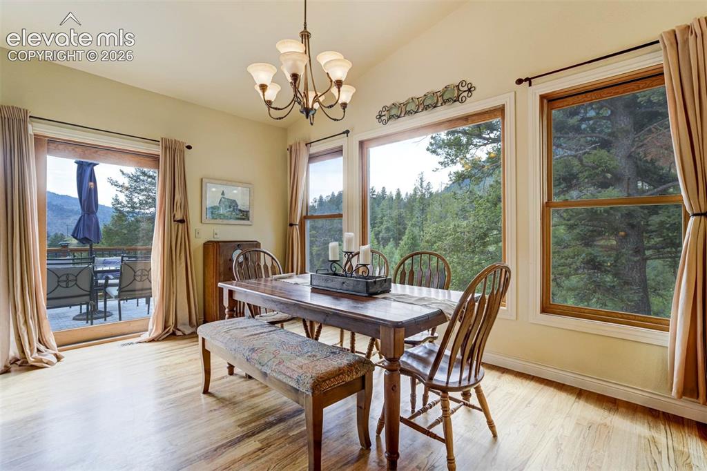 Image 9 of 50: Dining Area