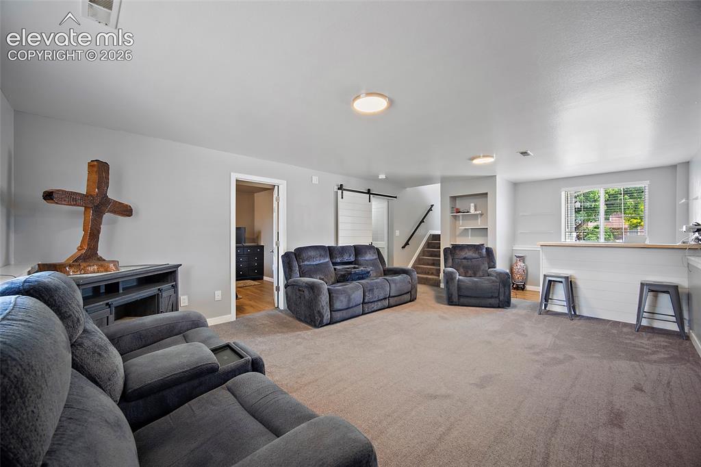 Image 14 of 25: Living Room