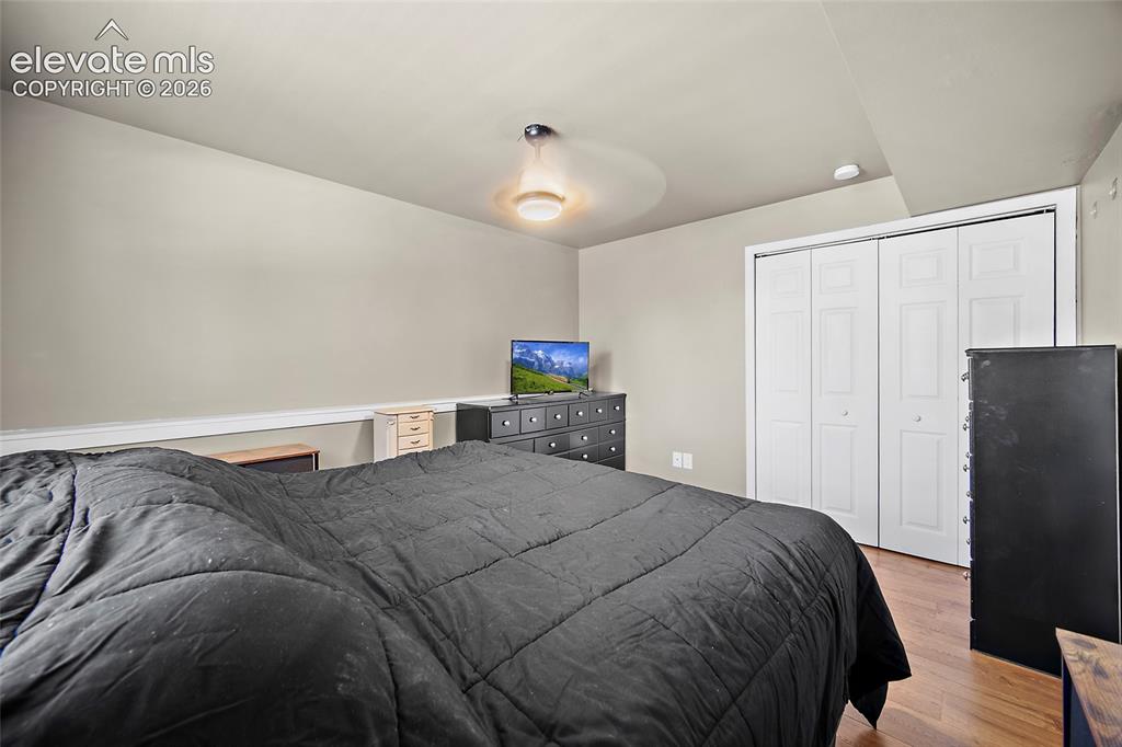 Image 17 of 25: Bedroom