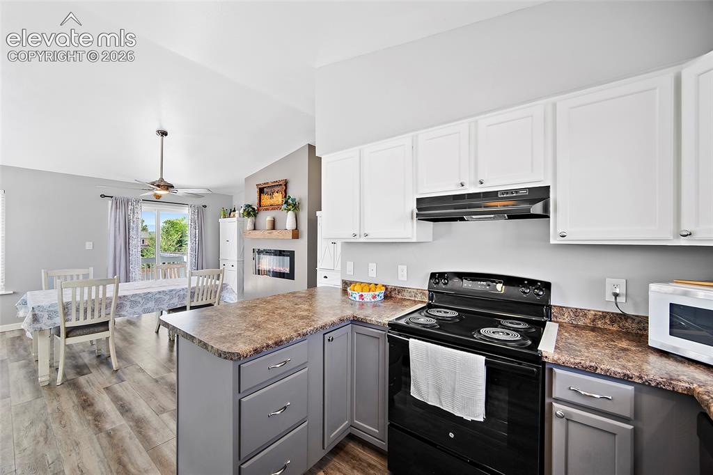 Image 3 of 25: Kitchen