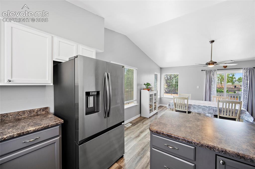 Image 4 of 25: Kitchen