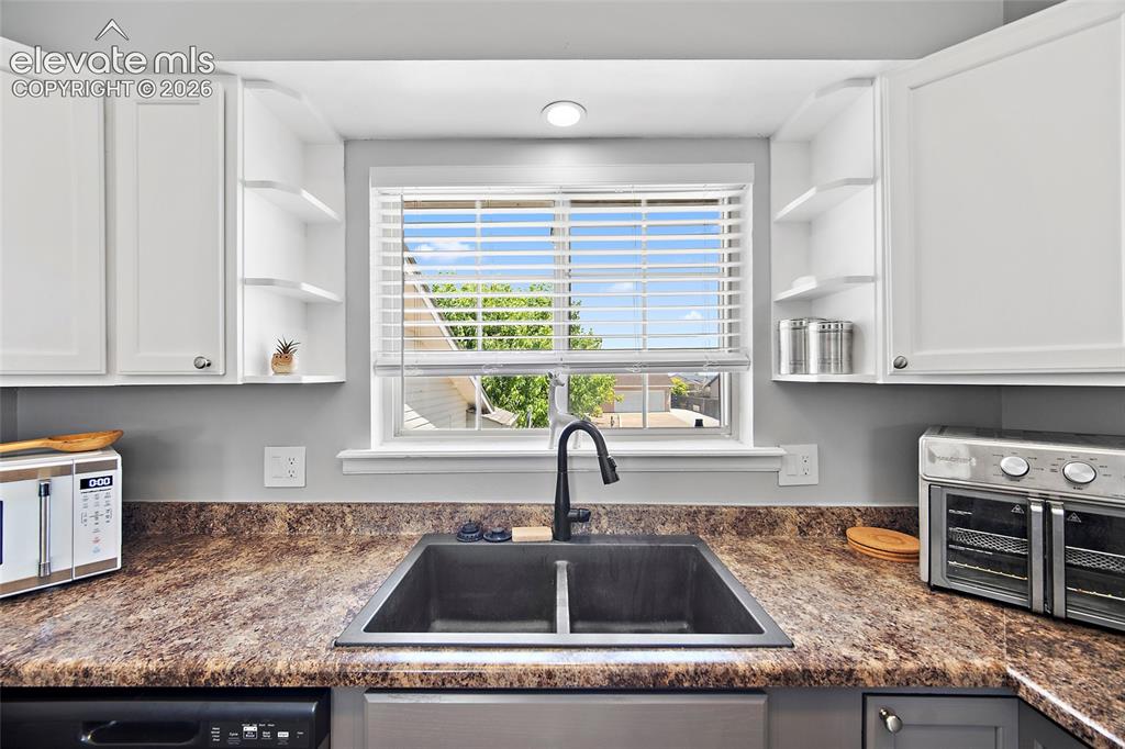 Image 5 of 25: Kitchen