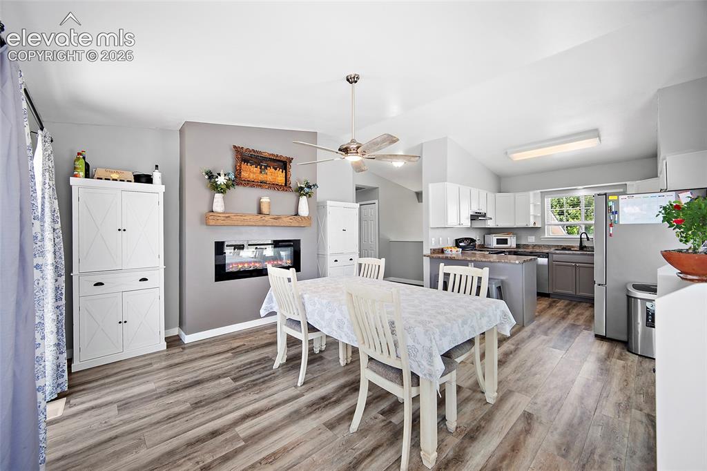 Image 7 of 25: Dining Area