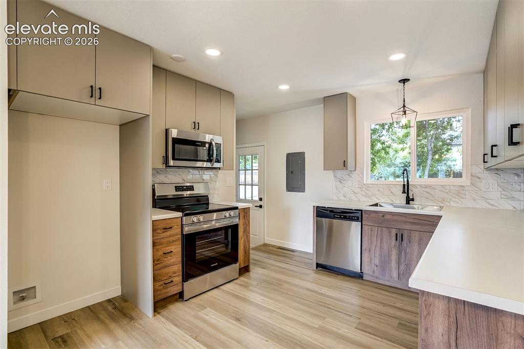 Image 13 of 49: Kitchen