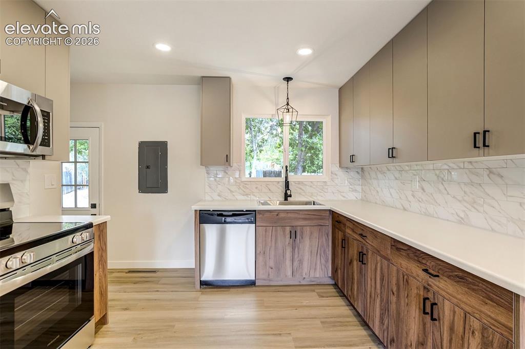 Image 14 of 49: Kitchen
