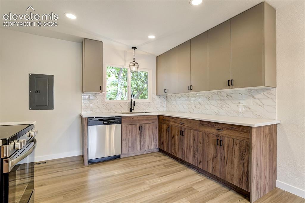 Image 15 of 49: Kitchen