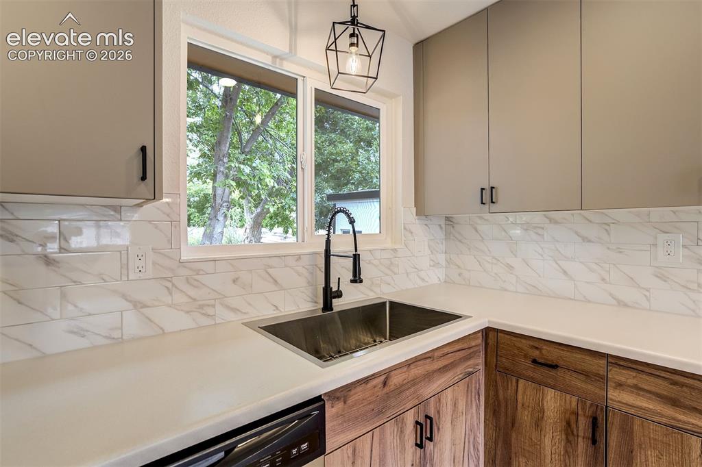 Image 16 of 49: Kitchen