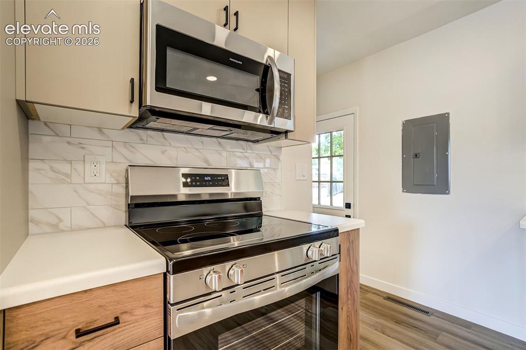 Image 17 of 49: Kitchen