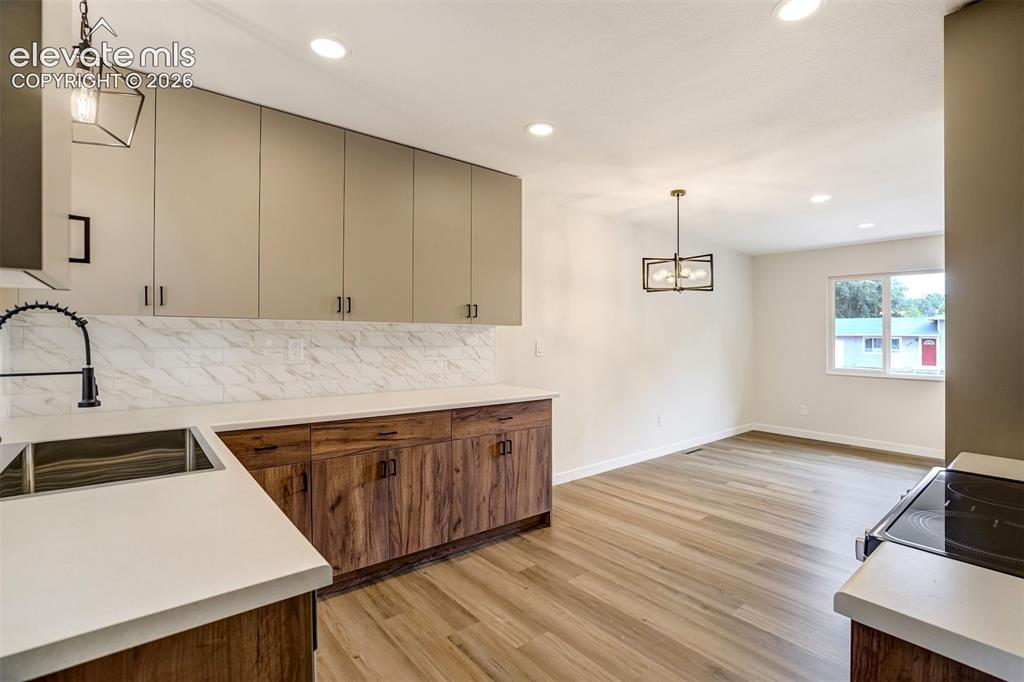 Image 18 of 49: Kitchen