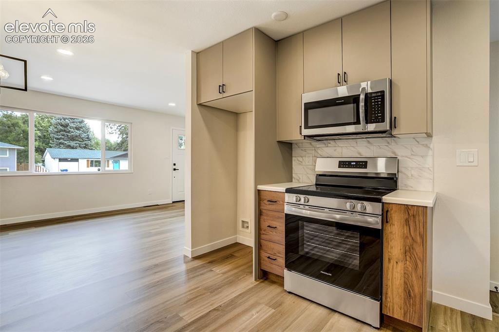 Image 19 of 49: Kitchen