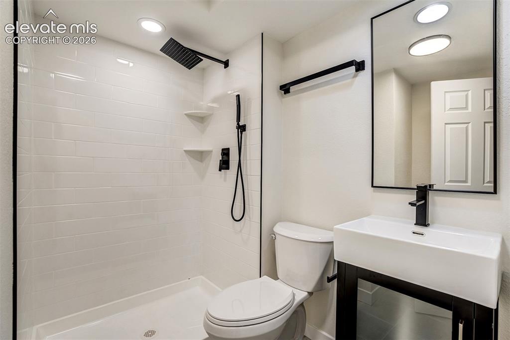 Image 41 of 49: Bathroom