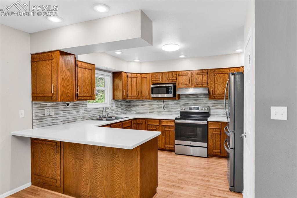 Image 13 of 41: Kitchen