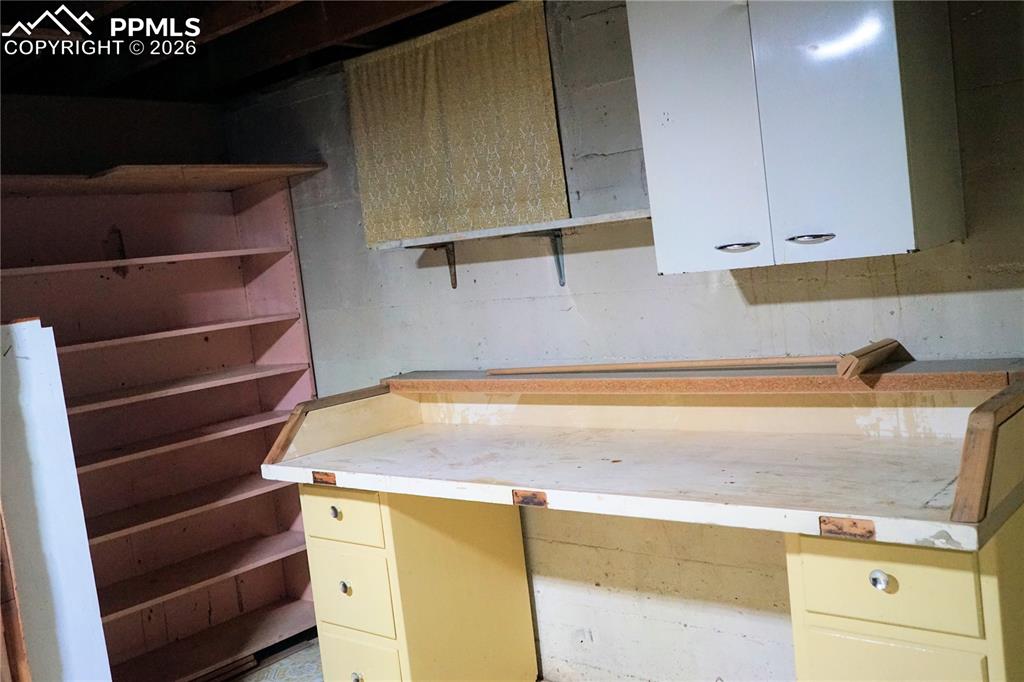 Image 19 of 40: workshop/craft room