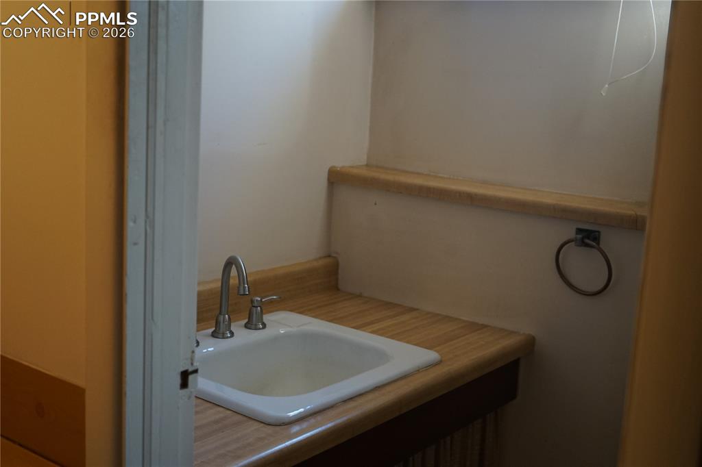 Image 22 of 40: half bath