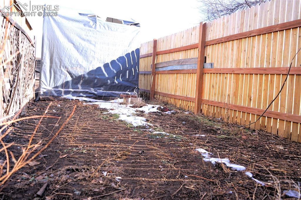 Image 31 of 40: Yard