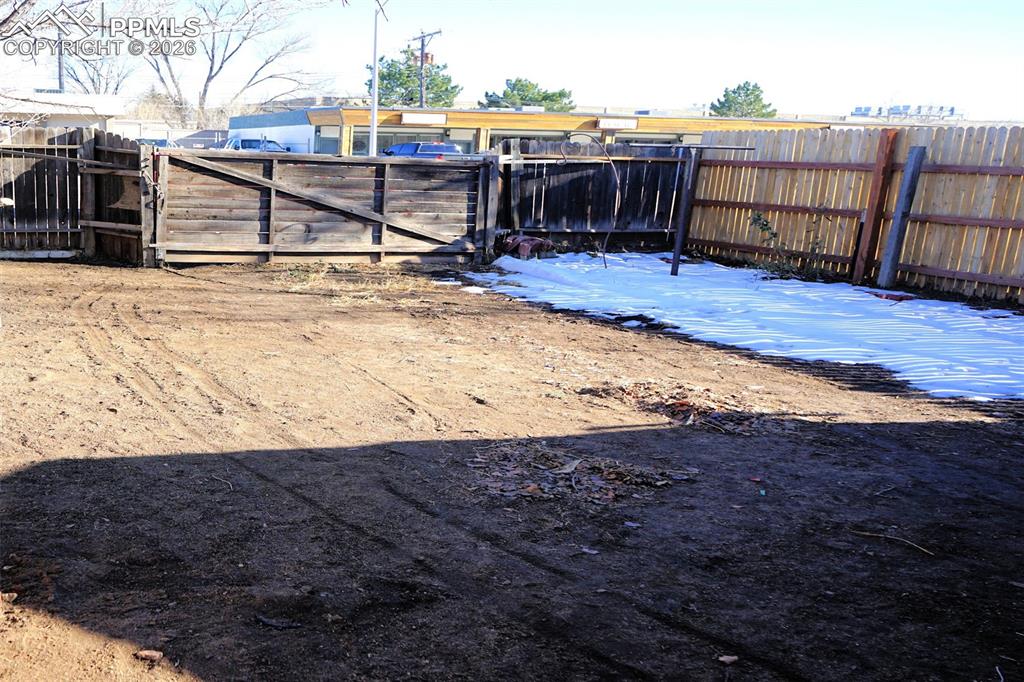 Image 34 of 40: Yard