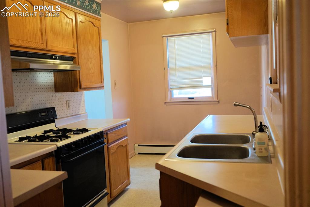 Image 6 of 40: Kitchen