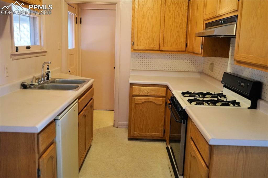 Image 8 of 40: Kitchen