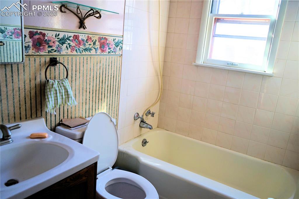 Image 9 of 40: Bathroom