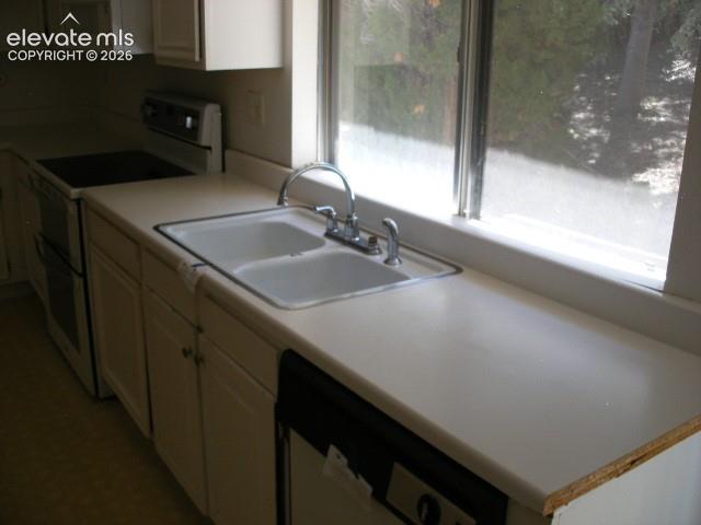 Image 10 of 32: Kitchen