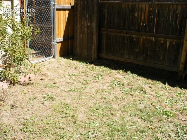 Image 30 of 32: Yard