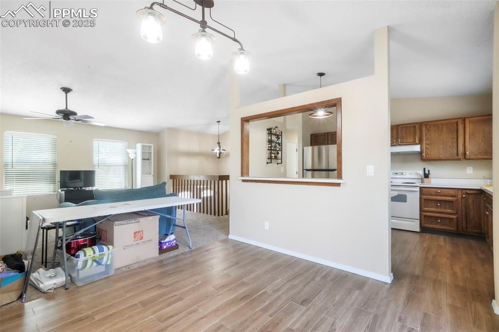 Image 10 of 50: Kitchen