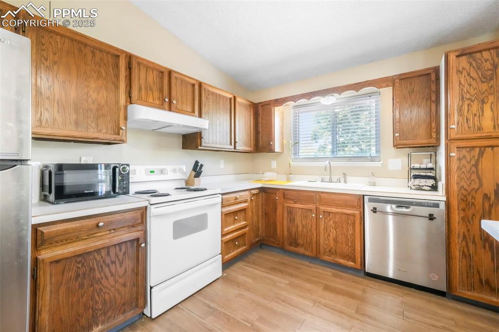 Image 13 of 50: Kitchen