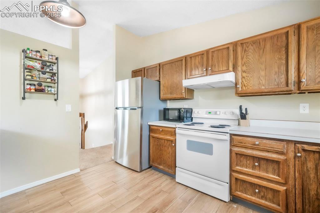 Image 14 of 50: Kitchen