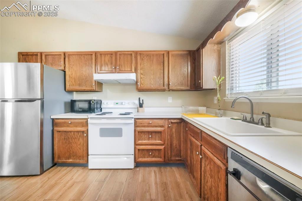 Image 15 of 50: Kitchen