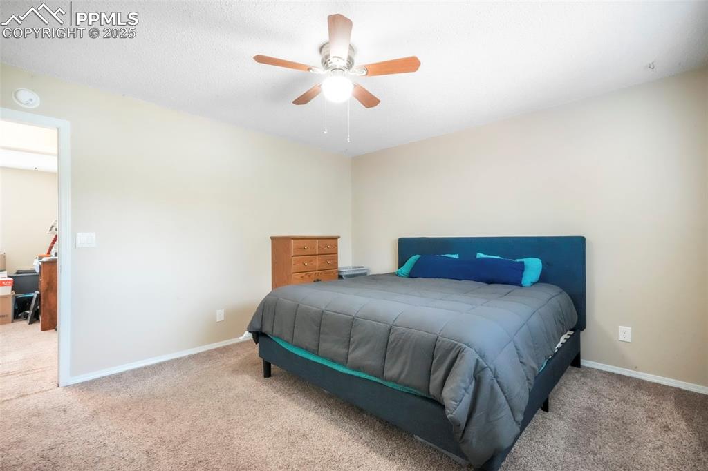 Image 17 of 50: Bedroom