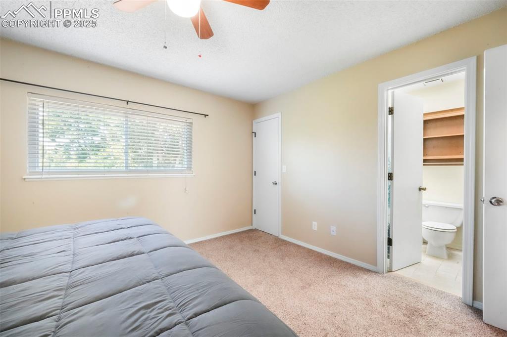 Image 19 of 50: Bedroom