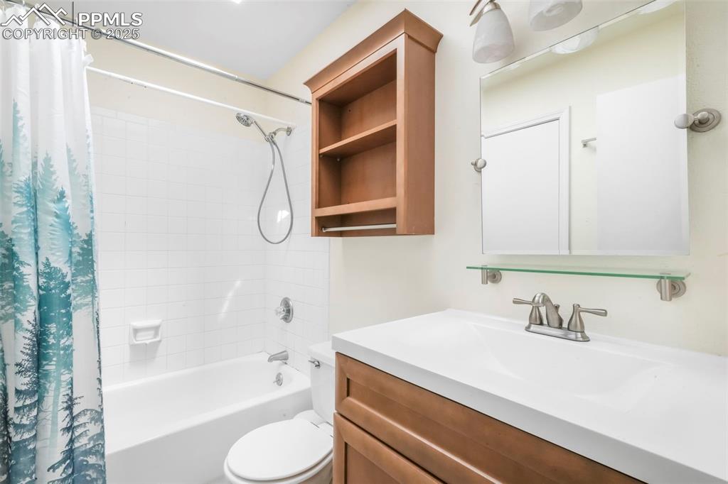 Image 20 of 50: Bathroom