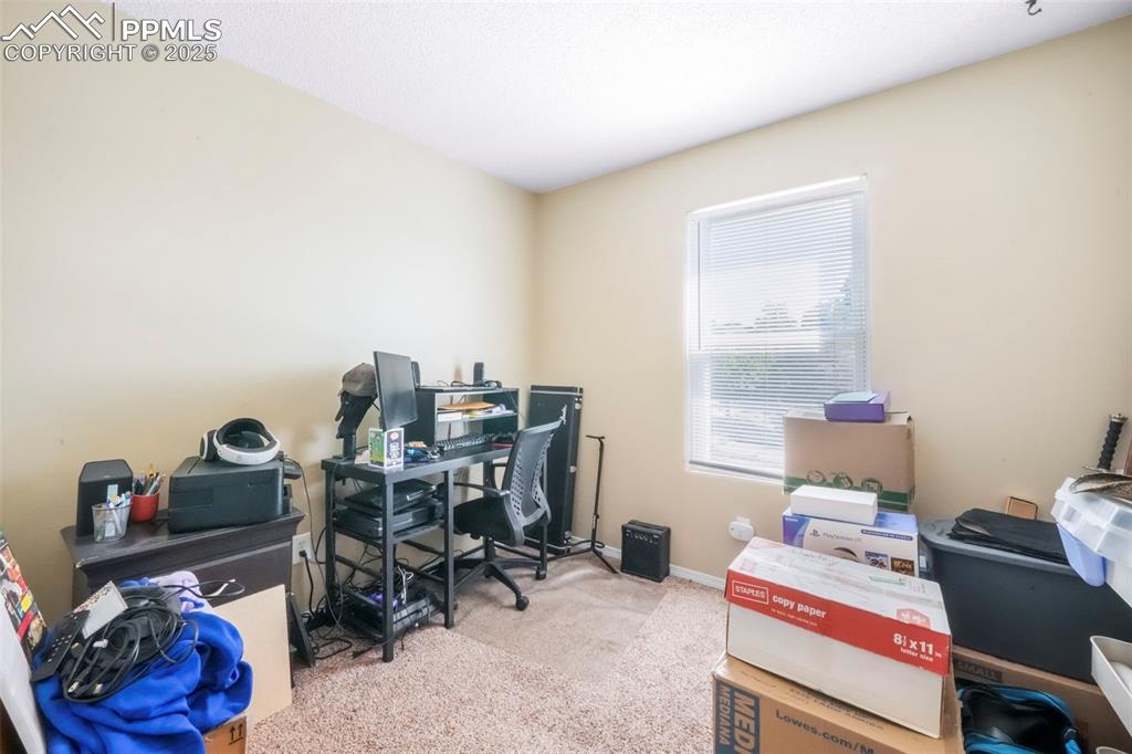 Image 22 of 50: Office