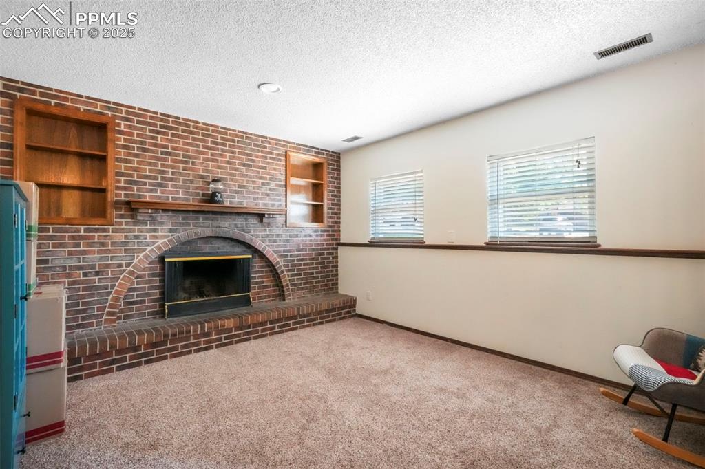 Image 30 of 50: Living Room