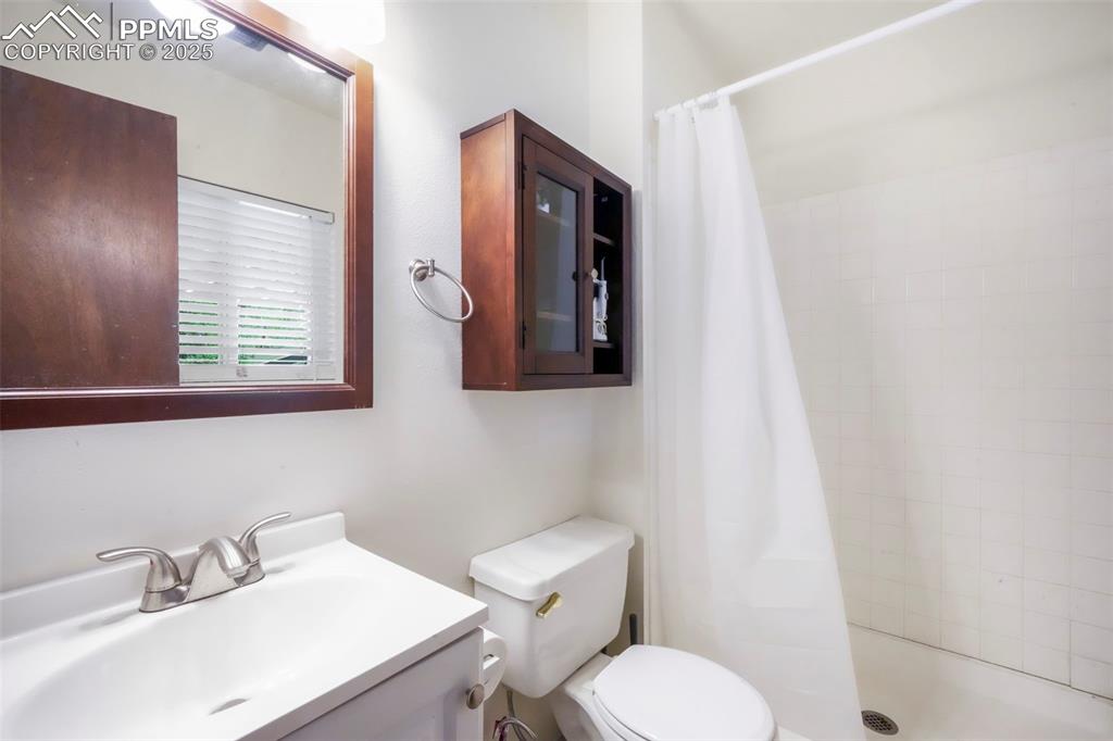 Image 35 of 50: Bathroom