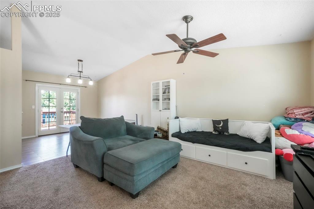 Image 4 of 50: Living Room