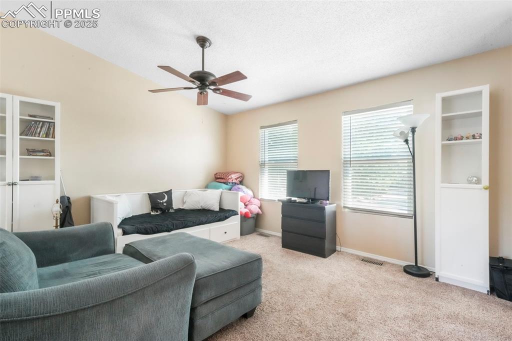 Image 5 of 50: Living Room