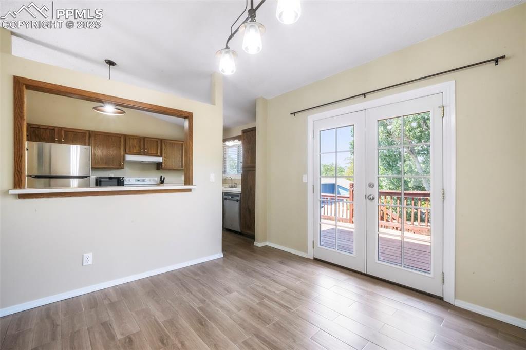 Image 7 of 50: Kitchen