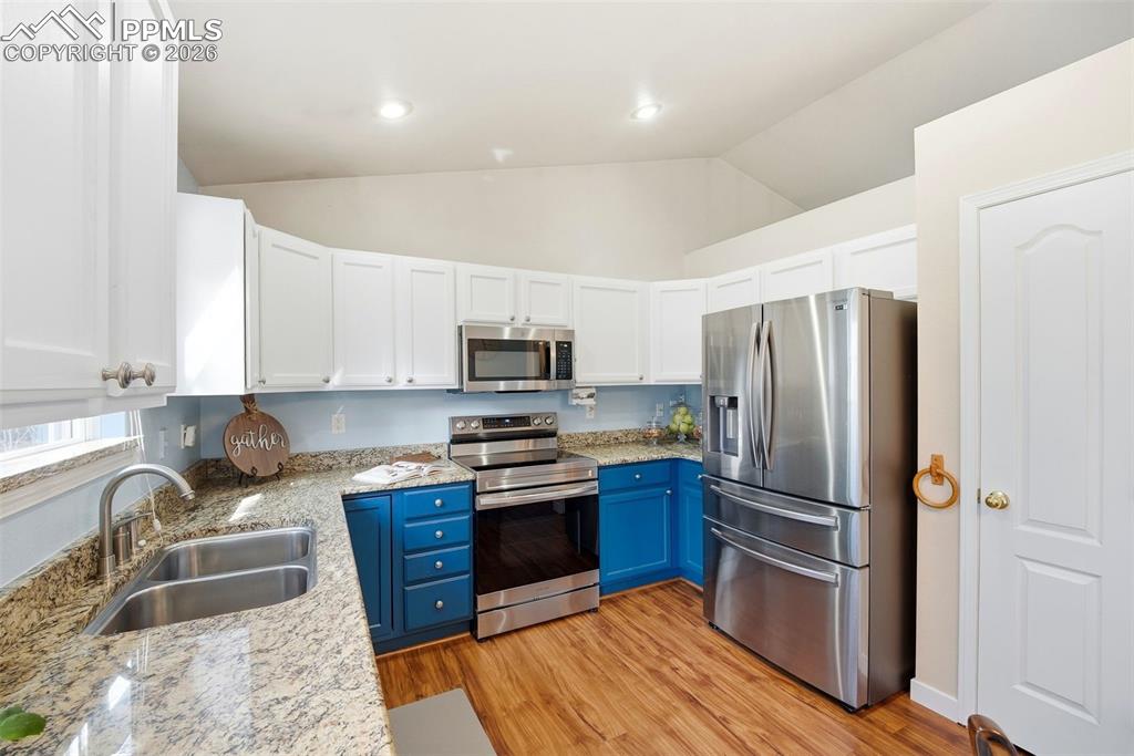 Image 10 of 49: Kitchen